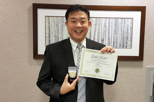 Professor Li Yung-hui led the team to participate in INPEX (The Invention & New Product Exposition) 2016, and won the gold medal in the electronics category. Photo provided by Prof. Li. 