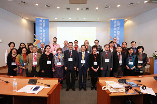 Hakka Affairs Council Minister Yung-De Lee and National Central University President Jing-Yang Jou in a group photo with other guest experts at the conference.