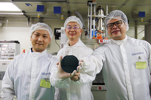 由中央大學光電系陳昇暉教授（中）、詹世豪博士(左)及曾少澤博士(右)所帶領的萌芽新創團隊發表創新的Micro LED磊晶技術，透過高能物理的方式，在「低溫」狀態下即可長出高品質的氮化鎵薄膜。黃千娪攝