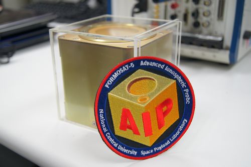 由中央大學太空科學所自製研發的「先進電離層探測儀」,簡稱AIP,因外型迷你輕巧,形似「魔術方塊」,因此被暱稱為「太空魔方」。陳如枝攝