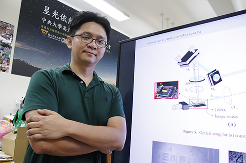 中央大學光電系理教授余業緯應用領先的體積全像光學元件技術,製作出非典型光學元件,使光學系統的體積大幅地縮小,並可切換放大率。陳如枝攝