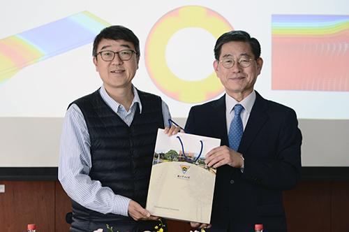 On behalf of the faculty of the College of Earth Sciences, NCU, Dr. Jia-Jyun Dong (left), Associate Dean of the College, presented a token of partnership to Dr. Bo-An Jang (right), Executive Officer of RIER.