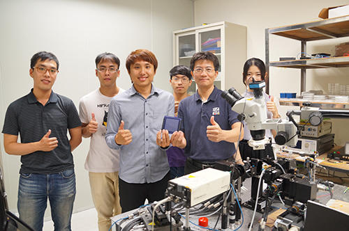 中央大學光電系陳彥宏主任（右）與鍾宏彬博士後研究員（左）持最新的量子光源晶片，這項研究成果登上國際頂尖期刊《Science》。陳如枝攝