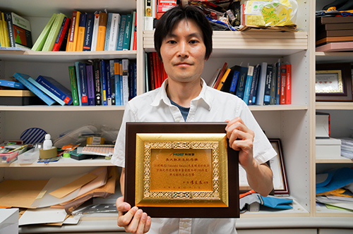 Dr. Takeshi Emura, Associate Professor at the GIS of NCU, the winner of Wu Ta-You Memorial Award of 2017.