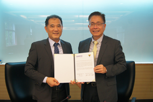 中央大學校長周景揚（右）與台灣新思科技總經理李明哲（左）簽署合約。溫立安攝
