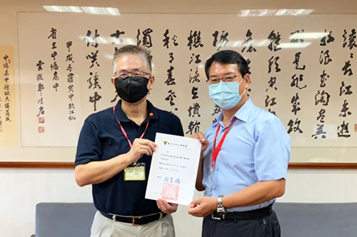 國立中央大學周景揚校長(左)頒發聘書給中大壢中李世峰校長(右),勉勵壢中團隊繼續為國家培育優質人才。照片中大壢中提供
