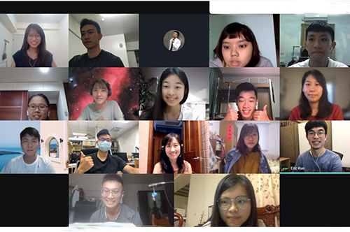 5月31日首次舉辦線上同步English Corner英語口說活動,不但台灣各地的中大學生齊聚一堂,更有畢業校友網路報名參與。照片語言中心提供