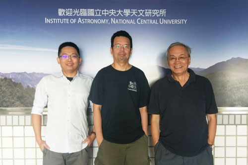 中央大學天文團隊與研究成果: 探高計畫(TANGO)主持人中央大學葉永烜教授(右)，台灣參與GROWTH 計畫主持人饒兆聰教授(中)，俞伯傑博士(左)。照片天文所提供