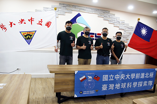 出發前夕,中央大學校長周景揚、地科學院院長許樹坤分別授中華民國國旗、中央大學校旗,強調本次跨國、跨校的神聖任務。陳如枝攝