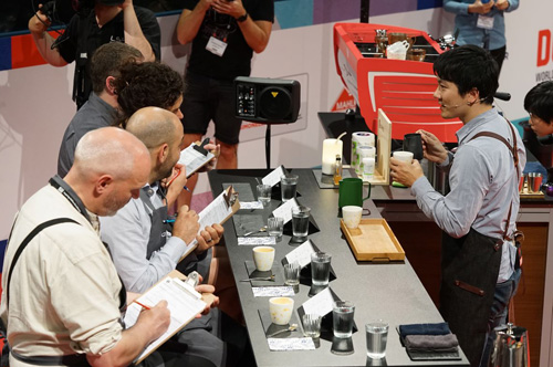 2016世界盃咖啡大師比賽第一回合，吳則霖向各國評審從容解說手中的香醇咖啡。照片吳則霖提供