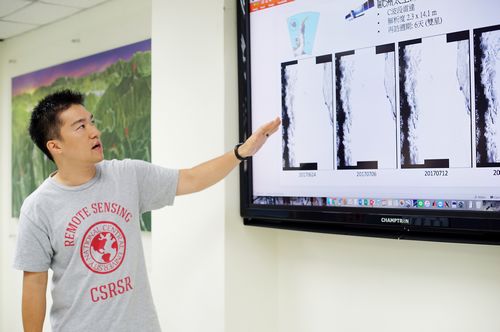 曾國欣助理教授利用歐洲太空總署的 Sentinel-1雷達系列衛星,持續追蹤南極拉森C冰棚斷裂面情形。劉天祺攝