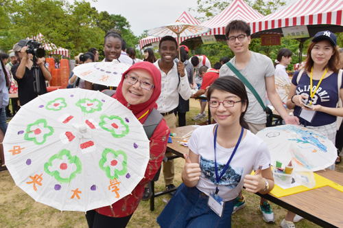 NCU Language Center organizes teaching activity “Learning Chinese Tungether”, allowing foreign students to learn Mandarin through Hakka culture. Photos show students displaying painted Hakka oil-paper umbrellas.  Photos provided by NCU Language Center