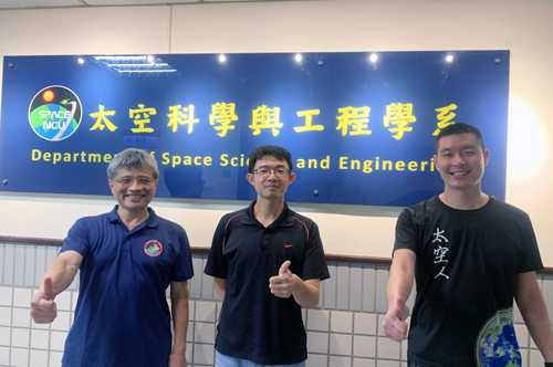 研究過程中中大太空系張起維教授(右)團隊也給予許多專業建議,使研究成果更臻完善。圖左及圖中分別為劉正彥教授及博士生吳宗祐。太空系提供。