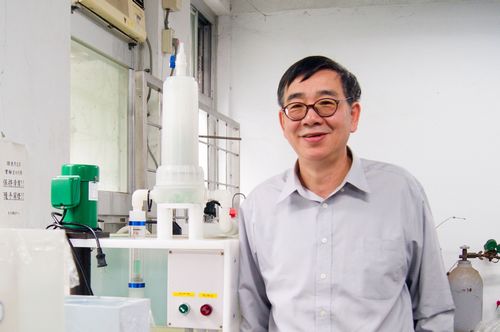 Professor Chen Yu-wen won the approvals from the Royal Society of Chemistry and the American Institute of Chemical Engineers, and was honorably selected as a Fellow of both institutes. Photo by Lai Jyun-cong 