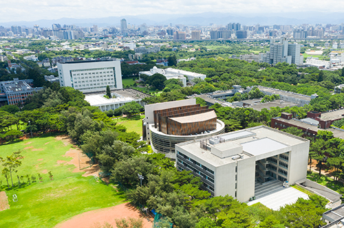 《遠見雜誌》公布之「台灣最佳大學排行榜」，中央大學以優異的辦學，位居綜合大學全國第五。照片秘書室提供