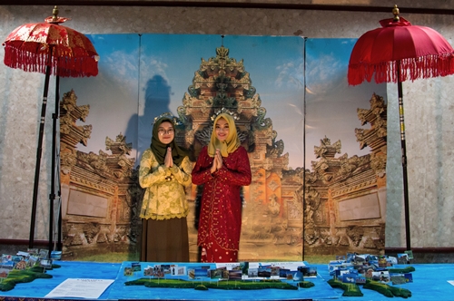 There were traditional costumes displayed and introduction to the geographic environments in Indonesia. Photo by Peng Guo-ying