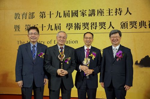 NCU Honors : National Professorship and Academic Award from the Ministry of Education. From left to right: NCU President Jing-Yang Jou, Prof. Wing-Huen Ip, Prof. Chi-Hung Juan, and the Minister of Education Se-Hwa Wu.