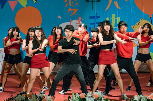 由企管系「NCUBA X Dance」帶來結合劇情的熱舞表演，獲得滿堂喝采。胡順凱攝