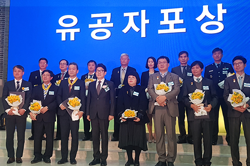 Dr. Yu-Chieng Liou (fourth from left in back) is the only personal with foreign nationality among the 14 winners.