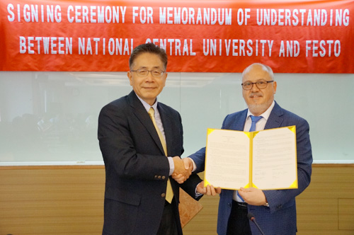 NCU signs a MOU with German company Festo. Left: President of NCU Jou Jing-yang Right: Greater China Sales Director Hermann Nagel. Photo by Chu Yun-hsuan