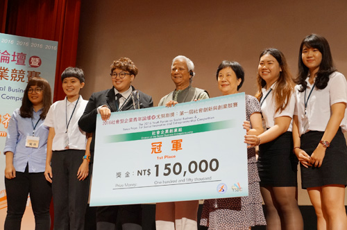 The team “Fabric-lous Life” won the championship of the first Yunus Prize. With excitement, members took pictures with Dr. Yunus (middle).  PHOTO: Chu Yun-hsuan 