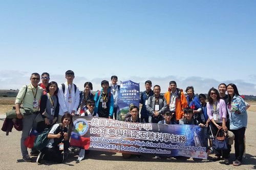 「桃園市高中生參與人造衛星任務」,在中大和大園國際高中鍾鼎國校長率領下,赴美國加州空軍基地參與福衛五號科學任務。照片太空所提供