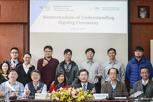 The E-DREaM Center of NCU signed an MOU with the RIER of Kangwon National University in the Kwoh-Ting Library on the NCU campus on January 20, 2020. Attendees took a group photo.