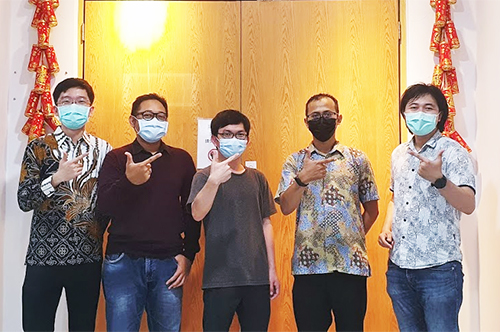 本校企管所博士班學生Irfandi Djailani(右二)跨校共組的團隊摘下國際黑客松創意競賽冠軍。照片Irfandi Djailani提供