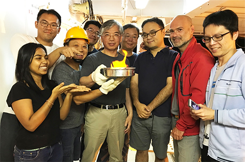 中央大學地科系許樹坤教授(左四)和林殿順副教授(左三)興奮地持首次發現的天然氣水合物(可燃冰)。照片地科系提供