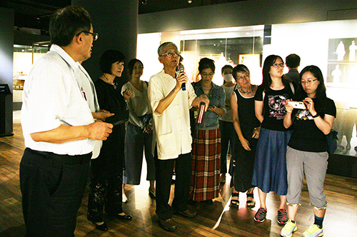 中央大學崑曲博物館館長洪惟助教授帶領貴賓參訪崑曲博物館。照片崑曲博物館提供