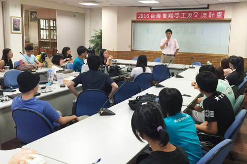 中大學務長林沛練於「2016台灣暑期志工及交流計畫」始業式期勉大學生，應多關懷偏鄉中小學，並藉此交流計畫學習成長。圖／學務處課外活動組提供