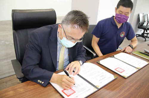 中央大學與陽翼先進科技公司完成視訊締約,將攜手挑戰「深太空」(deep space)任務並扶助台灣太空產業發展。陳如枝攝