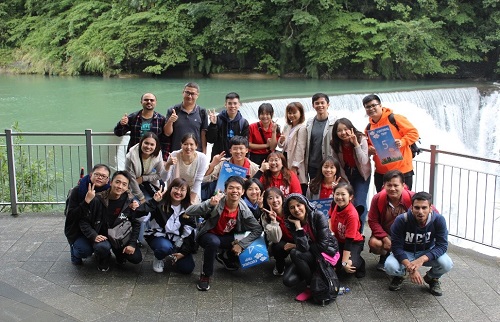 Everyone was amazed by Shifen Waterfall’s spectacular.