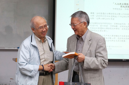 受到哲學研究所李瑞全教授（左）的邀請，前中央大學校長劉兆漢院士回中大演講。陳如枝攝