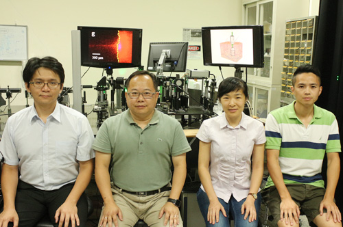 中央大學光電中心研究證實可在生物組織中形成反向虛擬物鏡,聚焦成像,得到組織內部高品質影像,創新技術有助於生醫影像研究。左至右:中大光電中心研究員余業緯、光電中心主任孫慶成、陳思妤教授、光電所博士生林哲巨。圖/孫慶成提供