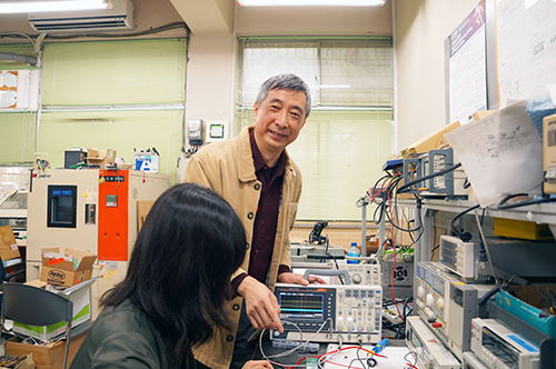 中央大學電機系徐國鎧講座教授和聯新國際醫院團隊共同研發的智慧型「呼吸器警報系統」，可造福加護病房的重症患者。陳如枝攝