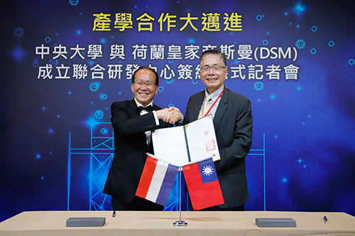 Dr. Jing-Yang Jou, President of NCU (right), and Mr. Troy Shao, CEO of Royal DSM Taiwan (left) signed a cooperation agreement to establish the “Joint Research and Development Center” on the NCU campus.