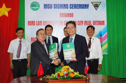 President of NCU Jou Jing-yang (right) and President of Nong Lam University Nguyen Hay (left) renewed the MOU of academic exchange and collaboration. Photo provided by Office of International Affairs