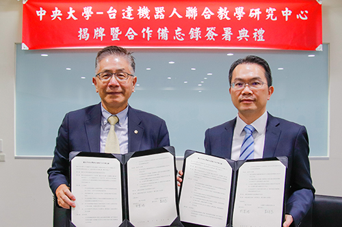 中央大學校長周景揚（左）和台達機電事業群總經理劉佳容（右）共同簽署合作備忘錄。陳薏安攝