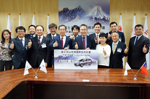 Both parties collaborate to develop a new generation of intelligent road testing car, named “Fu-Yu Peak Conqueror No. 1,” hoping to optimize the pavement maintenance and improve the quality of road construction.