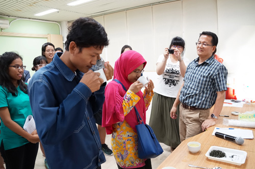 Foreign students experienced the smell of Oolong tea and Bi-Lo-Chun (Green tea). Photo by Chen Ju-chih