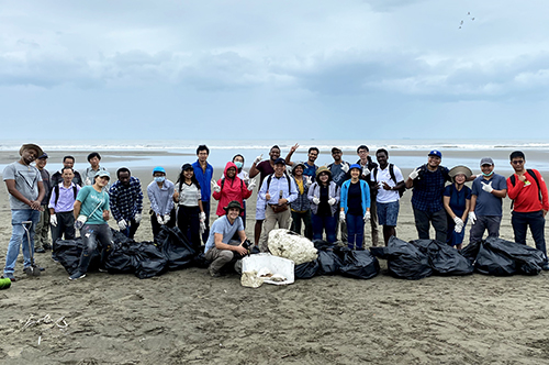 Dr. Andrew Tien-Shun Lin, Associate Professor at the Department of Earth Sciences, and Dr. Bor-Shouh Huang, Distinguished Research Fellow at Academia Sinica, led students to clean up the beach and conducted environmental education at Guanyin Caota Sand Dunes.