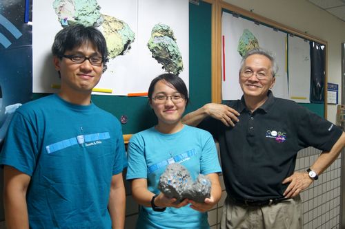 羅賽塔號計畫OSIRIS影像實驗協同主持人葉永烜教授（右）與天文所林忠義博士（左）和地球科學系李睿綺（中）三人研究成果登上七月二日最新一期《Nature》「自然」期刊。陳如枝攝