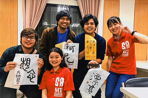 中央大學外國學生學習撰寫書法,領略中華文化之美。照片親善大使社團提供