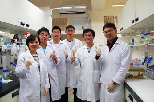 徐沺教授（右二）實驗室團隊，掌握「動物模式」，是轉譯醫學研究上一大利基。陳如枝攝