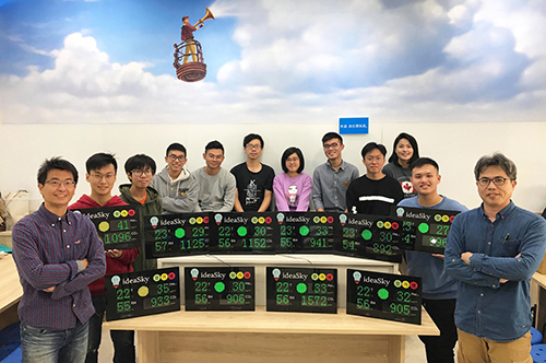 中央大學大氣系王聖翔副教授（左一）團隊所研發的「空污燈」，可監測空氣中的細懸浮微粒PM2.5和CO2濃度，輕易判別空氣品質的好壞。照片大氣系提供