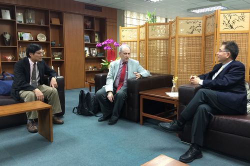 Visit to National Central University, home of the GLOBE Taiwan Partnership Office (left to right): Dr. Pay-Liam Lin, Taiwan Coordinator, GLOBE Program Taiwan; Dr. Jack Kaye; Dr. Jing-Yang Jou, President of National Central University. Photo: The GLOBE Taiwan