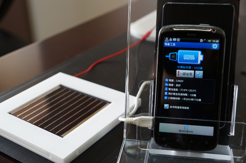 鈣鈦礦太陽能電池照射室內光源，可隨處為手機充電。朱韻璇攝