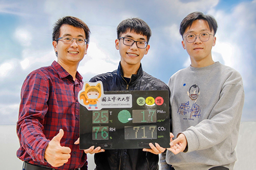 中央大學大氣系團隊所研發的「空污燈」,裝置簡單,推行成效良好,除國內之外,未來也將推廣至東南亞地區。陳薏安攝