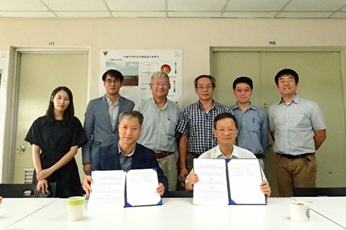 Dean of the College of Earth Sciences Dr. Yen-Hsyang Chu (right) and Dr. Jang Geun Il from the WRC under KMA signed the MOU.